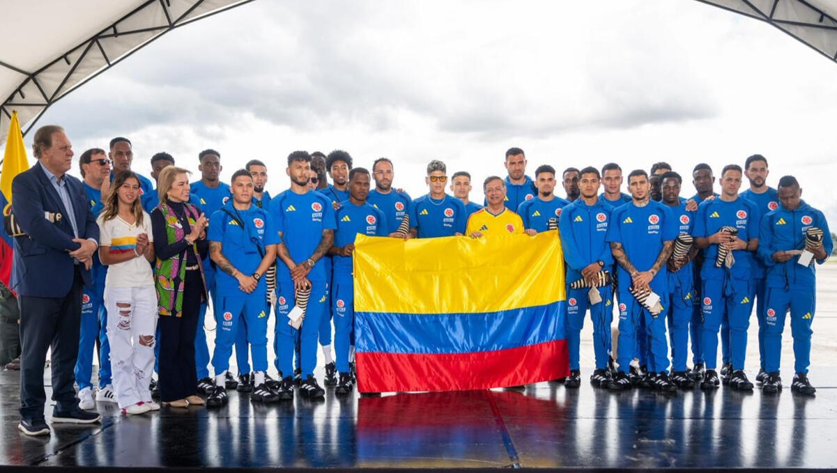 PETRO ENTREGÓ LA BANDERA A LA SELECCIÓN PREVIO AL MUNDIAL